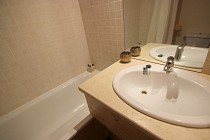 Les Hauts de Vanoise - badkamer met badkuip en wastafel